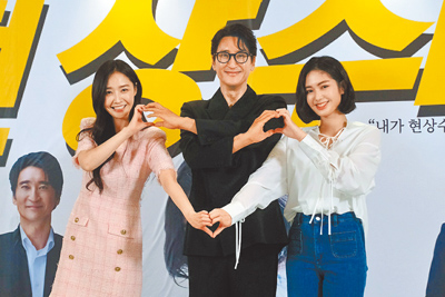 雷嘉汭(右起)、申鉉濬、裴優熙29日出席《懸賞令》記者會,爆笑比愛心透露片中複雜三角關係。(童心娛樂提供) image