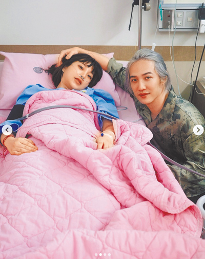 熊仔(右)29日曬出陪伴愛妻李優生產照。(摘自熊仔IG) image