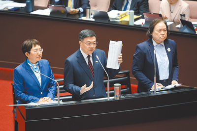 115年度中央統籌分配稅款分配結果,引發爭議。圖為行政院長卓榮泰(中)答詢畫面。(本報資料照片) image