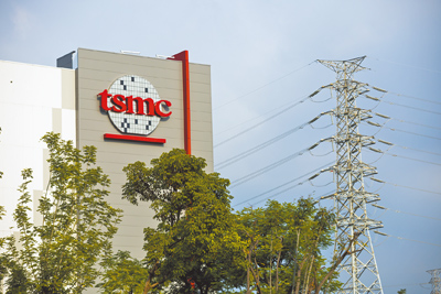 綠能科技產業推動中心前副執行長鄭亦麟涉貪施壓,重創光電產業士氣。一位光電大老示警,護國神山台積電未來面臨「無綠電可買狀況」。圖為台積電南科園區廠房。(本報資料照片) image