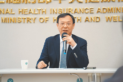 母嬰品牌「媽媽餵」影片指稱嬰兒配方奶粉含糖量高引發爭議,準衛福部長石崇良30日表示,未來要強化營養、食安教育,並檢討廣告規定。(本報資料照片) image