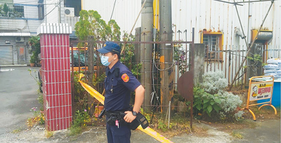 高雄大社區30日發生命案,54歲郭姓女子倒臥套房床舖死亡多時,是否有外力介入仍在調查中,警方獲報後在現場拉起封鎖線戒備。(仁武警分局提供/紀爰高雄傳真) image