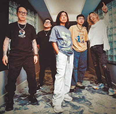 郭蘅祈(中)領軍浮花樂隊推出單曲〈甘味時光〉。(浮花樂隊提供) image