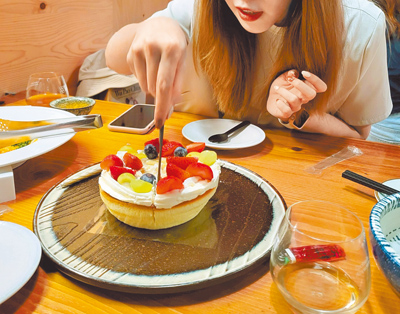研究指出,短短5天的高熱量垃圾食物,就可能讓人反應變鈍、快樂感下降。(林周義攝) image