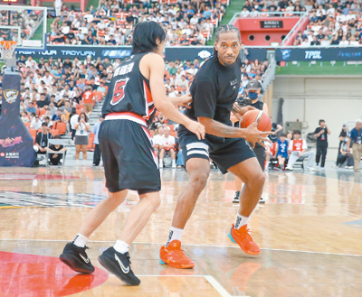 「可愛豹擊」在桃園巨蛋登場,NBA快艇球星雷納德(右)與台灣球員切磋球技。(范揚光攝) image
