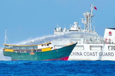 菲律賓補給船去年3月進入南海仁愛暗沙時,遭中國海警船水砲攻擊。菲國總統小馬可仕上任後,走向親美,菲律賓與中國在南海爭議頻傳。(美聯社) image