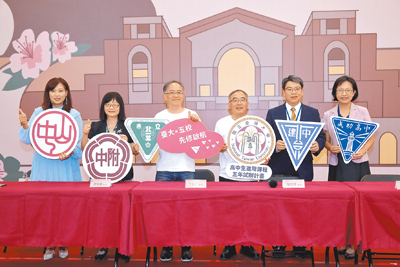 台灣大學8月31日舉辦「高中生進階課程5年試辦計畫」啟動儀式,台大校長陳文章(右三)與教務長王泓仁(左三),邀請長期與台大有微課程合作的北區5校聯盟校長,包含成功高中校長劉晶晶(右起)、建國中學校長莊智鈞、中山女中校長張云棻(左起)、師大附中校長廖純英,以及北一女中共襄盛舉。(黃世麒攝) image