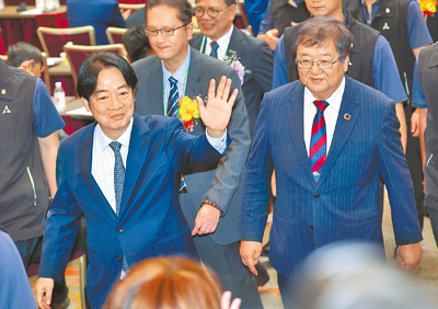 賴清德總統(左)8月31日離開「第21屆國際東洋醫學學術大會」時揮手致意,而衛福部長邱泰源(右)在旁陪同。(劉宗龍攝) image