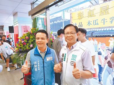 民眾黨彰化縣黨部與立委張啟楷彰北服務處8月31日成立,有意參選彰化縣長的藍營洪榮章(左)及張啓楷(右)同框互稱對方是好兄弟。(葉靜美攝) image