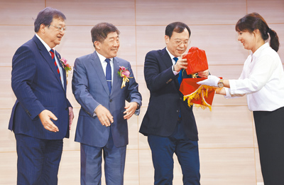 衛福部長石崇良(右二),1日從卸任部長邱泰源(左一)手中接過印信,感受到印信重量不小,也深感壓力責任重大。(陳俊吉攝) image