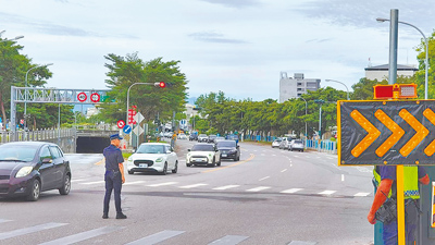 花蓮市中山橋採「半半施工」封橋改建,留下單線車道雙向通行。(羅亦晽攝) image