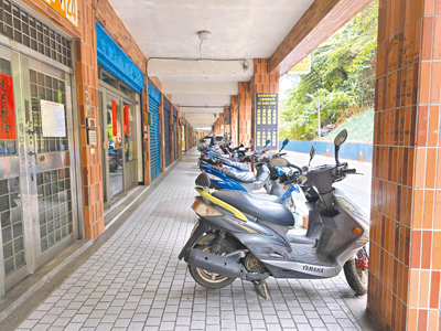 基隆市推動機車退出騎樓政策後,開放部分騎樓可停放機車,現再開放信義區深澳坑路及中山區中和路部分路段騎樓可停機車。(基隆市交通處提供/徐佑昇基隆傳真) image
