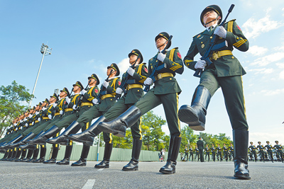大陸解放軍在北京軍營進行訓練,為9月3日舉行的紀念日本二戰投降80周年閱兵式做準備。(美聯社) image