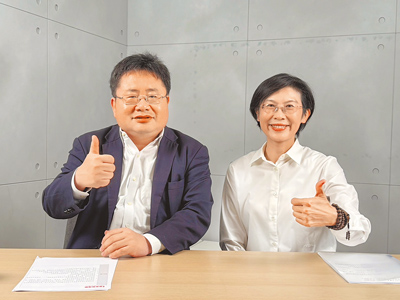 有意爭取2026民進黨高雄市長提名的立委林岱樺(右)2日接受媒體人矢板明夫(左)節目專訪時透露,將在總統餐敘場合表達支持改革的堅定立場。(林岱樺服務處提供/柯宗緯高雄傳真) image