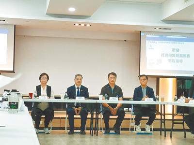 經濟部長龔明鑫(左二)2日下午南下彰化與水五金業者座談。(葉靜美攝) image