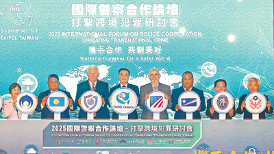 行政院長卓榮泰(左四)2日出席「2025國際警察合作論壇-打擊跨境犯罪研討會」開幕式,和國際警察首長協會(IACP)會長Ken Walker(左三)、美國在台協會處長谷立言(右四)、內政部長劉世芳(左一)以及警政署長張榮興(右一)等人一起完成啟動儀式。(趙雙傑攝) image