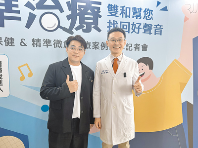 獨立創作歌手吳鎮安(左)2024年底聲帶受傷,衛福部立雙和醫院耳鼻喉科醫師賴盈達(右)以「全方位聲帶精準微創治療」,助吳鎮安恢復往昔清亮嗓音。(高鈞麟攝) image