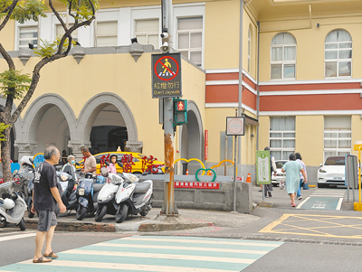 基隆市政府去年11月啟動「行人有序」政策,鎖定行人違規樣態宣導並開罰,今年2月起執法至8月底共取締4739件行人違規。(張志康攝) image