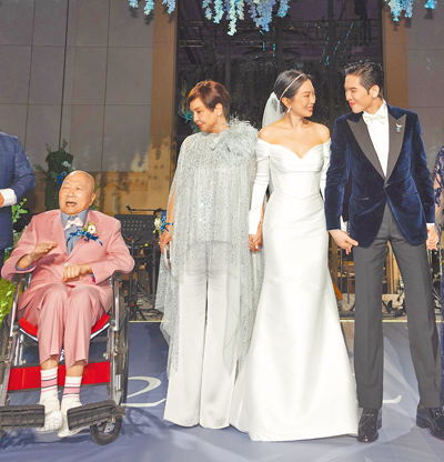 林光寧(左一)2023年坐輪椅出席蕭敬騰與林有慧婚禮。(資料照片) image