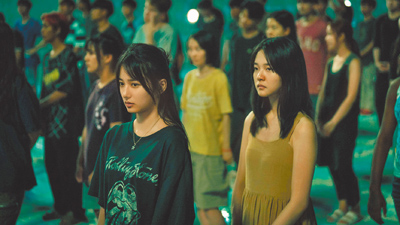 陳昕葳(前左起)、林廷憶在《回魂計》中陷廢墟遭囚困。(Netflix提供) image