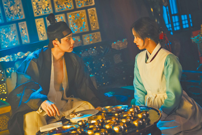潤娥(右)和李彩玟主演《暴君的廚師》收視開紅盤。(Netflix提供) image