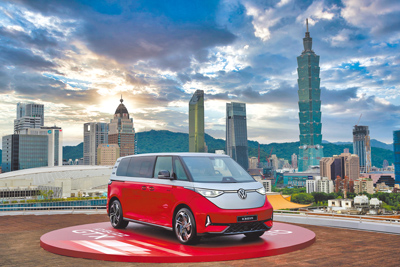 福斯商旅全新ID. Buzz GTX首創國內車壇閃電現身高空停機坪,開啟「7人電跑旅 未來進行式」的性能篇章。(福斯商旅提供) image