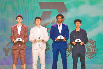 P. LEAGUE+ 2025年新人選秀會,狀元葉惟捷(左起)、榜眼林宇謙、探花喬納森與台裔後衛江加樂一同合影。(杜宜諳攝) image
