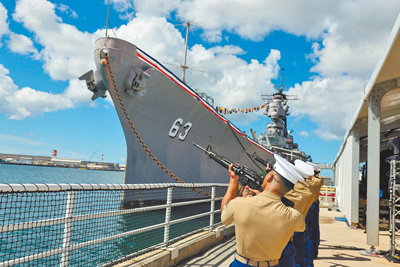 為紀念日本在二戰投降80周年,美軍2日在夏威夷密蘇里號軍艦旁的碼頭上,由陸戰隊員鳴槍致敬。(路透) image