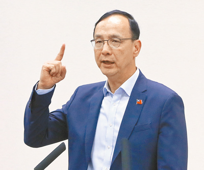 國民黨3日舉行中常會,主席朱立倫強調抗戰是由中華民國政府、中國國民黨以及蔣中正委員長所領導。(范揚光攝) image