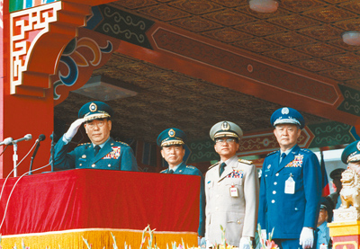 郝龍斌表示,前行政院長郝柏村曾被對岸多次邀請出席閱兵,但父親都拒絕了。圖為時任參謀總長的郝柏村(左)主持國慶閱兵預校。(本報資料照片) image
