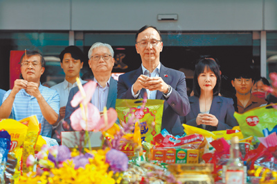 國民黨主席朱立倫3日出席中常會時強調,黨主席及黨代表領表登記延後2周,是要讓更多優秀人才參與。圖為朱立倫率黨公職人員普渡拜拜。(范揚光攝) image