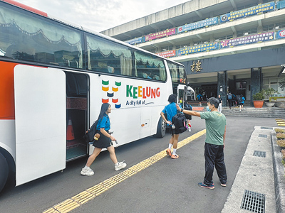 為降低學生通勤危險性,基隆市公車處自1日起調撥1班次R82路線公車繞進基隆高中,不料卻因繞路差點害車上其他乘客上班、上學遲到。(基隆高中提供/張志康基隆傳真) image