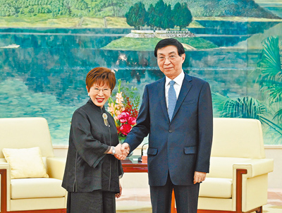 大陸全國政協主席王滬寧(右),4日將會見出席抗戰紀念活動的洪秀柱(左)等台灣嘉賓。圖為2人5月曾在北京見面。(新華社) image