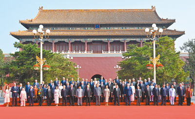 中俄朝元首在北京同框參加閱兵,歐盟外交政策首長卡拉斯表示,這是致力建立反西方「新世界秩序」行動的一部分。圖為中共中央總書記習近平和夫人彭麗媛3日在天安門端門外廣場迎接外國代表團。(新華社) image
