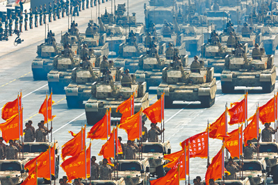 大陸九三閱兵,從理應迎接外賓的人缺席,到閱兵總指揮讓外界意外,潛藏中南海的官場整頓與權力密碼。圖為戰旗方隊和裝備方隊接受檢閱。(新華社) image