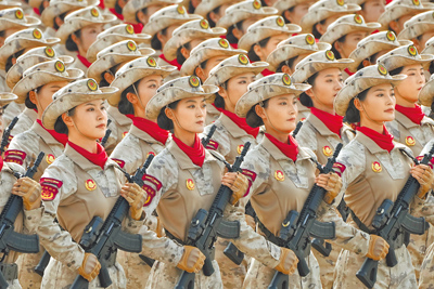 中共總書記習近平3日在閱兵活動後的招待會上表示,堅持走和平發展道路,絕不能重回弱肉強食的叢林法則。圖為3日北京閱兵隊伍中的「民兵方隊」。(新華社) image