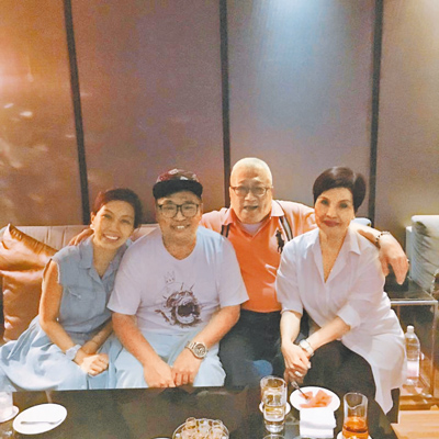 林有慧(左起)與弟弟、爸爸林光寧、媽媽一家人感情緊密。(摘自林有慧臉書) image