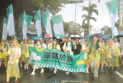 台灣交通接連遭美媒《CNN》形容為行人地獄、日媒《每日新聞》稱為步行者地獄,最新又有德媒點名沒緩解跡象。圖為2023年8月20日,行人零死亡推動聯盟舉行「還路於民大遊行」。(本報資料照片) image