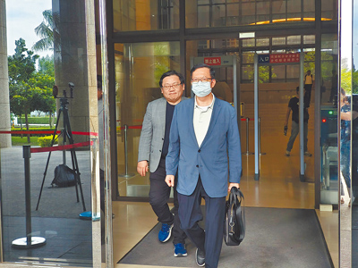 前桃園市長鄭文燦(右)涉貪500萬元,因承審法官廖奕淳今年3月生病請假,由審判長孫立婷代理。為補廖缺,院方4日重抽鄭案法官,由剛就任法官、前桃園地檢署書記官田時雨中籤。(本報資料照片) image