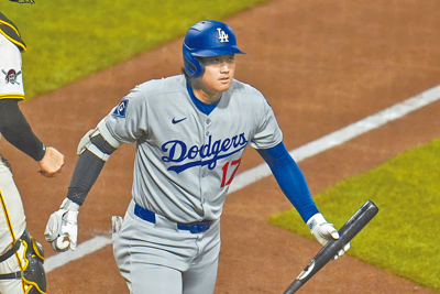 大谷翔平雖然因為感冒無法站上投手丘,但他仍在打擊區貢獻2安,可惜道奇不敵海盜吞2連敗。(路透) image