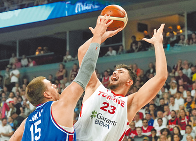 效力於NBA火箭隊申京(右),帶領土耳其在歐錦賽擊敗奪冠大熱門塞爾維亞,小組賽5戰全勝晉級16強。(路透) image