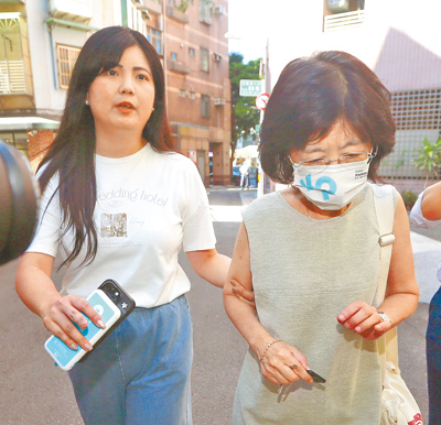 民眾黨前主席柯文哲是否辦理交保,妻子陳佩琪(右)返家時面對媒體詢問不發一語。(范揚光攝) image