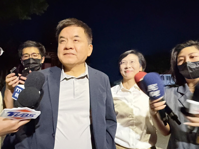 賴清德總統5日晚間在官邸宴請民進黨立委林岱樺、林月琴、林淑芬、李坤城、吳琪銘、莊瑞雄、陳瑩、黃秀芳、郭昱晴、陳俊宇等人。會後由莊瑞雄、林岱樺出面接受媒體提問。(王千豪攝) image