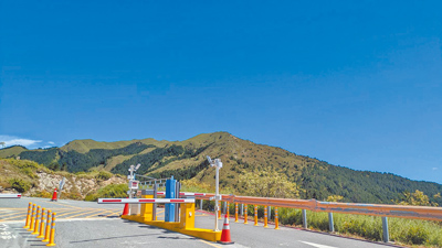 太魯閣國家公園管理處修訂園區禁止事項,包含未依規定停放車輛,燃放煙火、烤肉等罰鍰都提高。圖為合歡山小風口停車場。(太魯閣國家公園管理處提供/王志偉花蓮傳真) image