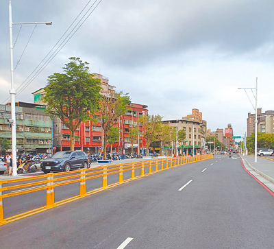 基隆市七堵區光明路路寬平坦,常有民眾違規穿越馬路,頻傳交通事故,市府為此將道路中央的雙柱型全阻隔式彈性護欄從40公尺延長到140公尺。(議員曾怡芳提供/張志康基隆傳真) image