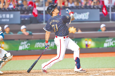 中職味全龍林智勝在引退系列賽對台鋼雄鷹首役,在4局下打出中外野飛球出局。(味全龍提供) image