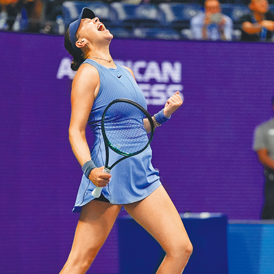 美國女將安妮絲莫娃於美網準決賽獲勝後振臂歡呼。(美聯社) image