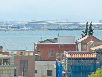 福建大嶝的翔安國際機場即將完工,與金門縣官澳社區近在咫尺,居民擔憂啟用後,班機起降噪音令人徹夜難眠。(于家麒攝) image