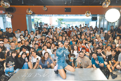 蔡依林6日進行快閃活動,吸引大批粉絲到場支持。(華納音樂提供) 蔡依林6日進行快閃活動,吸引大批粉絲到場支持。(華納音樂提供)