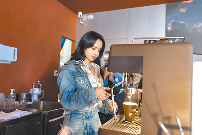 蔡依林6日替幸運粉絲製作特調咖啡。(華納音樂提供) 蔡依林6日替幸運粉絲製作特調咖啡。(華納音樂提供)